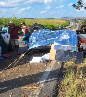 Carro vira e deixa duas pessoas feridas na BR 101