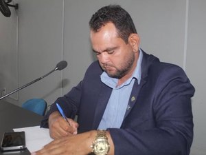 Vereador que tentou matar homem em bar é preso na Câmara Municipal, no Sertão
