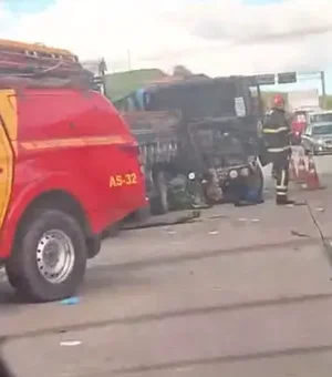 Colisão entre carreta e caminhão deixa dois feridos em Messias
