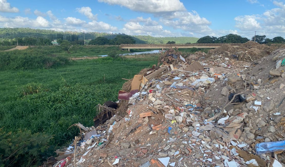 Líder comunitária denuncia descarte irregular de entulhos de lixo no Rio São Miguel