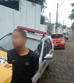 Jovem é preso com meio quilo de drogas e alucinógenos no Benedito Bentes