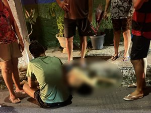 Homem morre e irmã fica ferida após moto bater em poste no Jacintinho