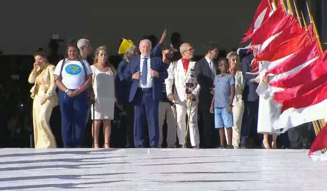 Veja quem são as pessoas que entregaram a faixa presidencial a Lula