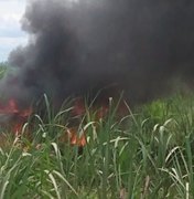 [Vídeo] Veículo pega fogo após capotar  em Campo Alegre