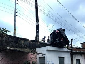 Jovem perde controle de carro e cai em cima de imóvel no Recife