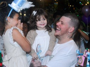 Ferrugem dá festona de aniversário para primogênita; Veja fotos