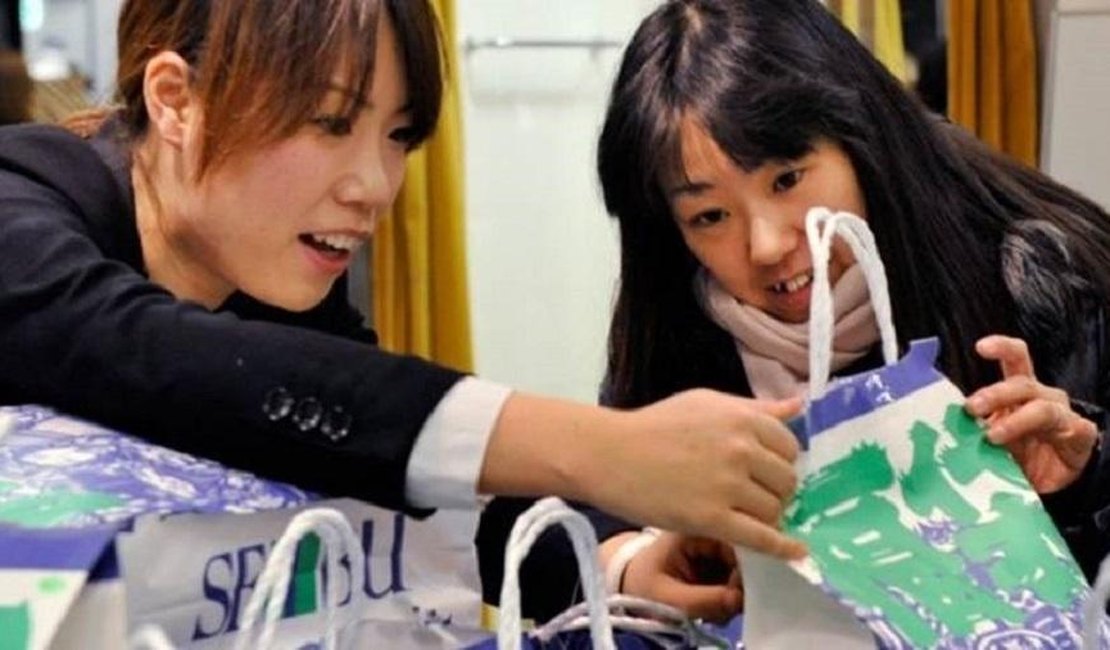 O que são as sacolas pelas quais os japoneses passam horas na fila?
