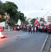 Manifestantes pró Lula interditam Ladeira Geraldo Mello e param trânsito de Maceió