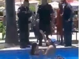 VÍDEO: PM entra em piscina para prender vereador acusado de injúria racial