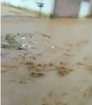 [Vídeo] Chuvas criam rio de lama em bairro de Arapiraca