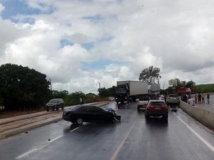 Colisão envolvendo três veículos deixa trânsito lento na BR-101, em Flexeiras 