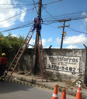 Funcionário de empresa de internet é eletrocutado e morre preso a poste de energia em Maceió