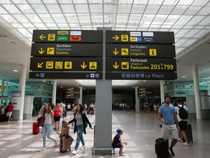 Casal deixa filho sozinho no aeroporto de Barcelona para não perder o voo