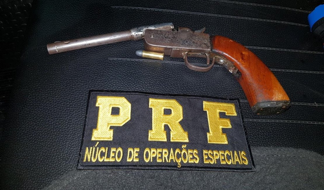 PRF frustra assalto e prende suspeito armado em Joaquim Gomes