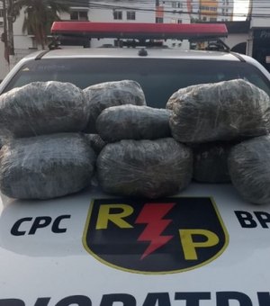 PM aborda carro suspeito e prende dupla com 12kg de maconha em Maceió