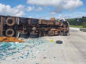 Caminhão carregado de vidros tomba na BR-101 em Pilar (AL) e deixa um ferido