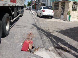 Buraco na pista completa mais de 20 dias aberto e incomoda moradores