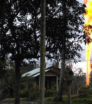 Poço de petróleo pega fogo e deixa mortos e feridos na Indonésia