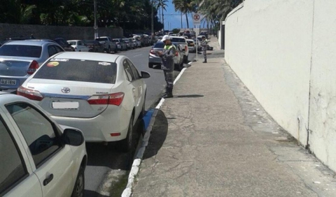 SMTT autua 28 motoristas e recolhe dois veículos estacionados em locais proibidos