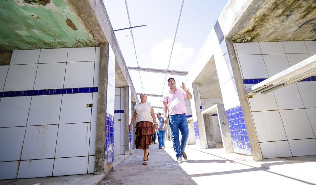 Prefeita Tia Júlia realiza visita técnica a obras no Mercado Público de Palmeira