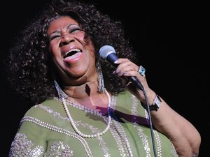 Aretha Franklin recebe visitas de Stevie Wonder, Jesse Jackson e ex-marido