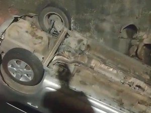Carro cai dentro de córrego no bairro Poço, em Maceió