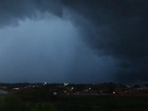 [Vídeo] Chuva de vento assusta sertanejos e causa prejuízos