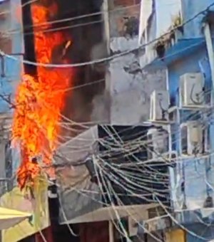 Poste pega fogo na rua São José, no bairro do Jacintinho