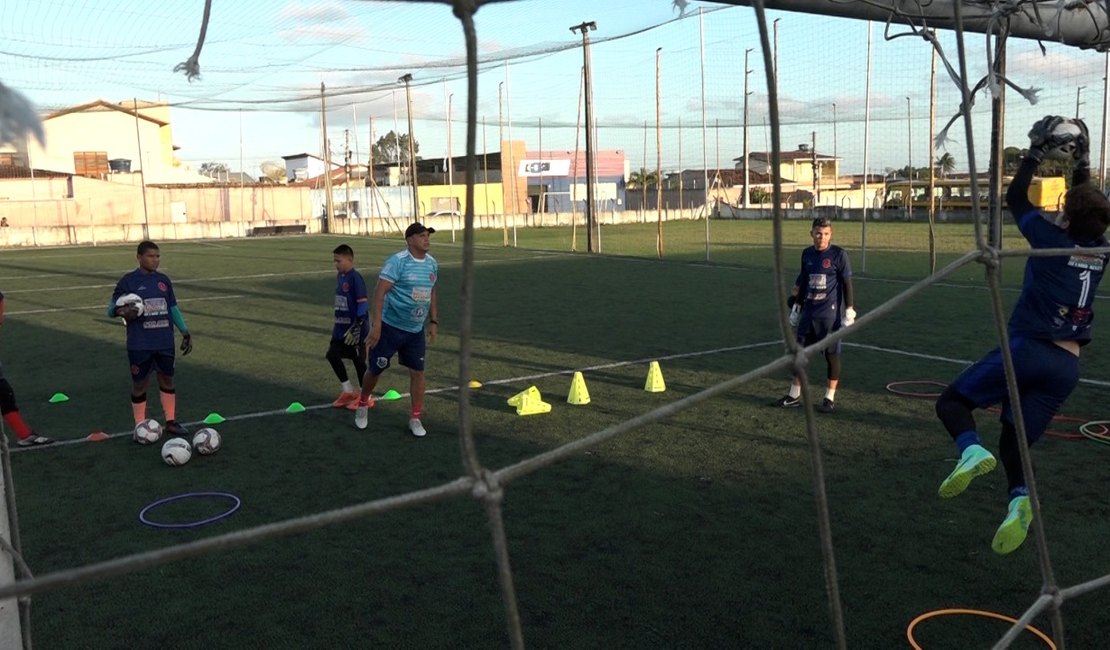 [Vídeo] Escolinha de goleiros atrai jovens que desejam atuar na posição mais 'ingrata' do futebol