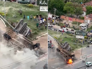 Carreta que transportava retroescavadeira tomba e pega fogo na Rota do Mar