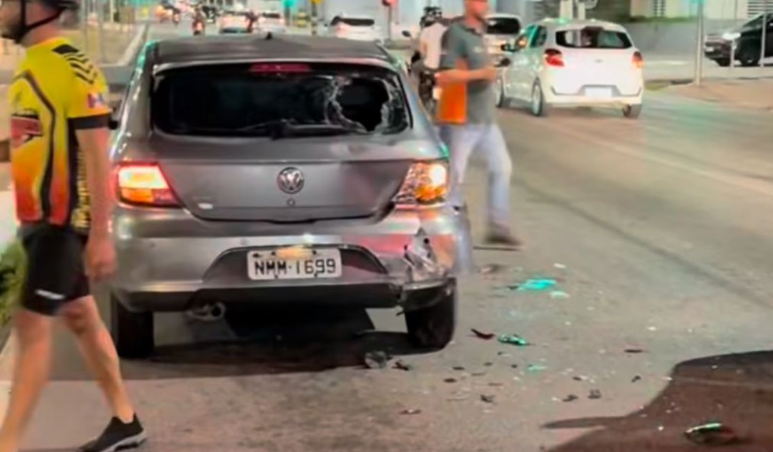 Motociclista colide contra traseira de carro e fica gravemente ferido na Av. Fernades Lima