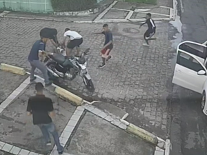 Câmeras flagram torcedor do CSA sendo agredido no Tabuleiro dos Martins