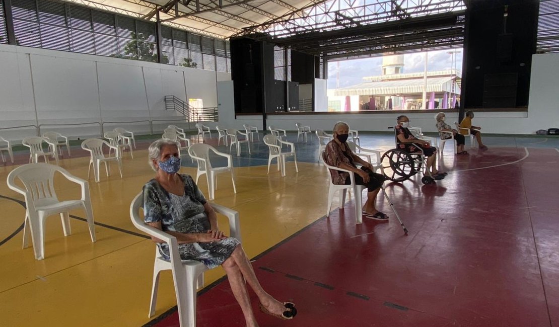 Idosos a partir de 85 anos começam a ser vacinados em Arapiraca