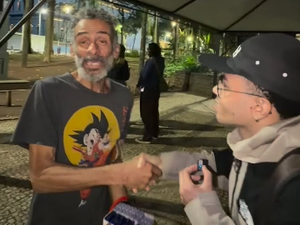 Homem em situação de rua surpreende ao falar inglês durante entrevista