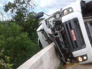 Motorista de carreta morre na BR-101 após o veículo tombar na pista