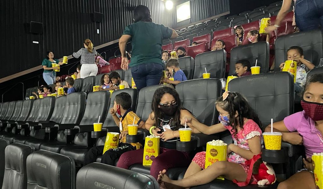 Crianças atendidas por CRAS em Lagoa da Canoa passeiam no shopping e curtem sessão de cinema