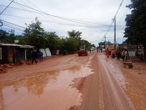 Deslizamento de barreira deixa trânsito em meia pista na AL-101 Norte