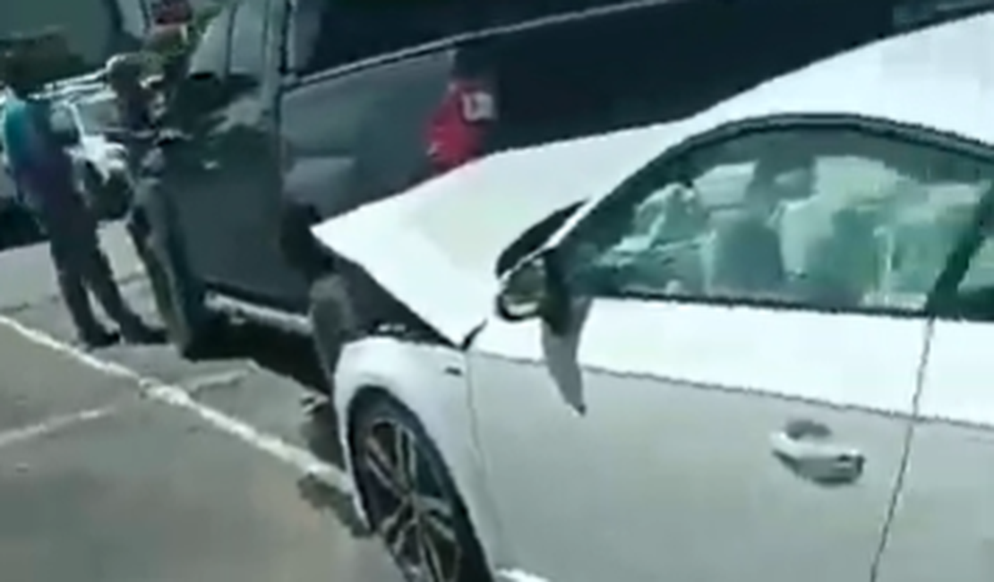 [Vídeo] Condutor de Audi colide em carro estacionado em shopping de Maceió