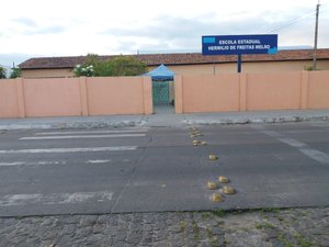 Muro de escola estadual desaba em Penedo