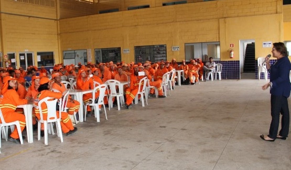 Prefeita participa de café da manhã com trabalhadores da Limpel