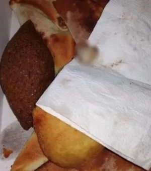 Adolescente de 14 anos pede delivery e encontra dedo dentro de salgado