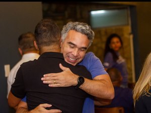 No Dia dos Professores, Rafael Brito celebra aprovação de projeto que garante piso salarial a contratados temporários