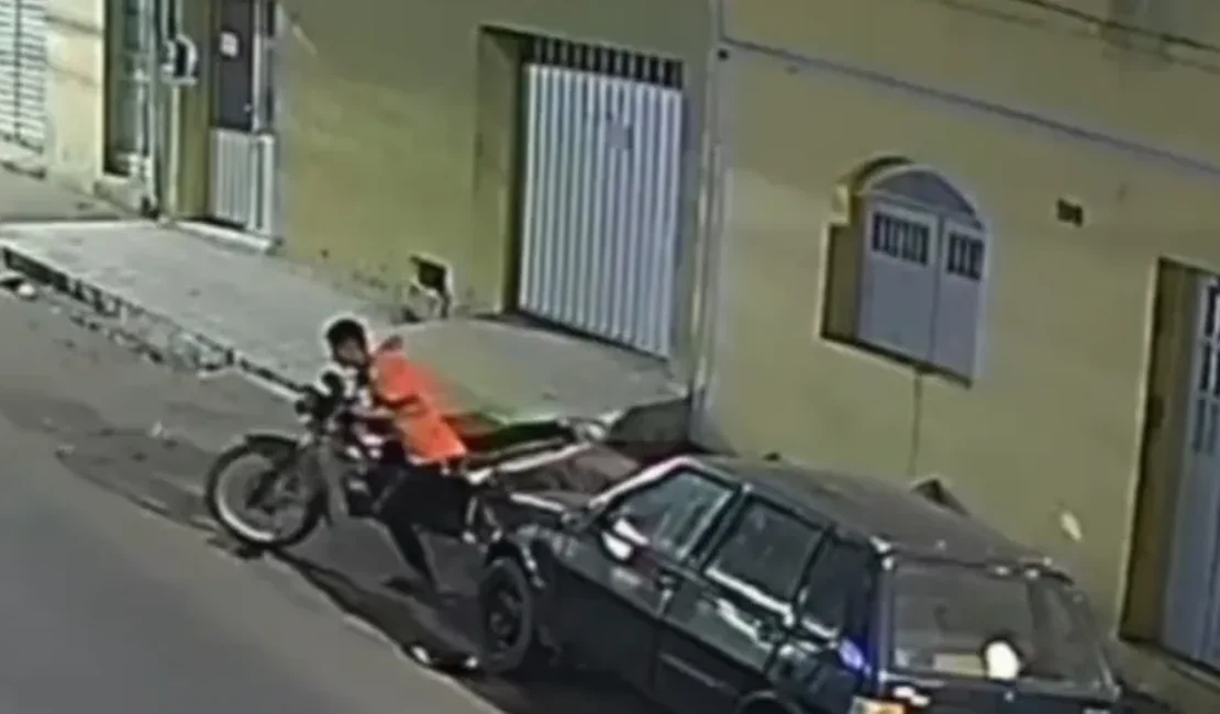Jovem é flagrado furtando motocicleta no bairro Alto do Cruzeiro, em Arapiraca
