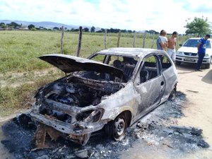 Veículo pega fogo na zona rural de Arapiraca, após curto-cirucuito no painel