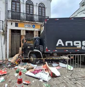 Caminhão desgovernado bate em prédio histórico no Pelourinho, em Salvador