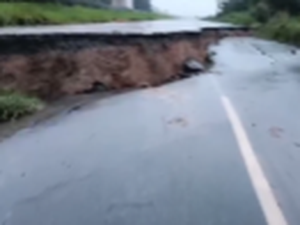 [Video] Motorista filma trecho da BR-101 que afundou em São Miguel dos Campos
