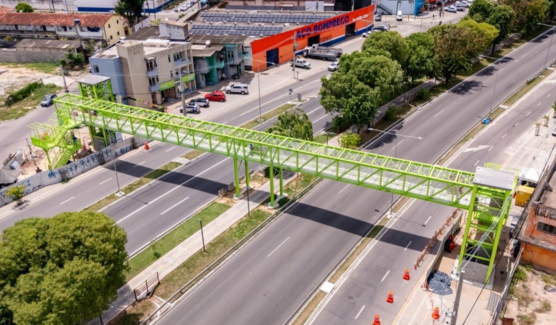 Instalação de passarela interdita trecho da Av. Durval de Góes Monteiro no sábado (18)