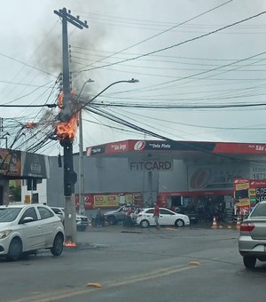 Fiação de poste pega fogo no São Jorge