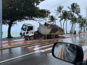 [Vídeo] Caçamba cai em fossa na ciclovia da Jatiúca