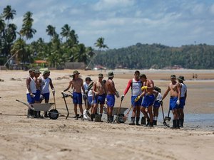 Mais de 500 toneladas de óleo e areia são retiradas das praias de Alagoas